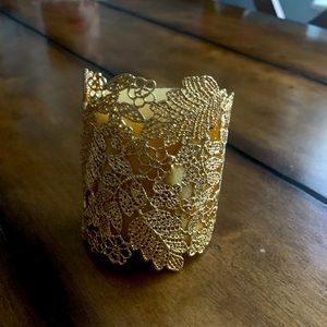 Stella & Dot gold cuff .. never worn paid 100 asking 30